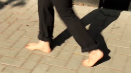 Gisy Italian foot fetish model studio - Barefoot On Public Park